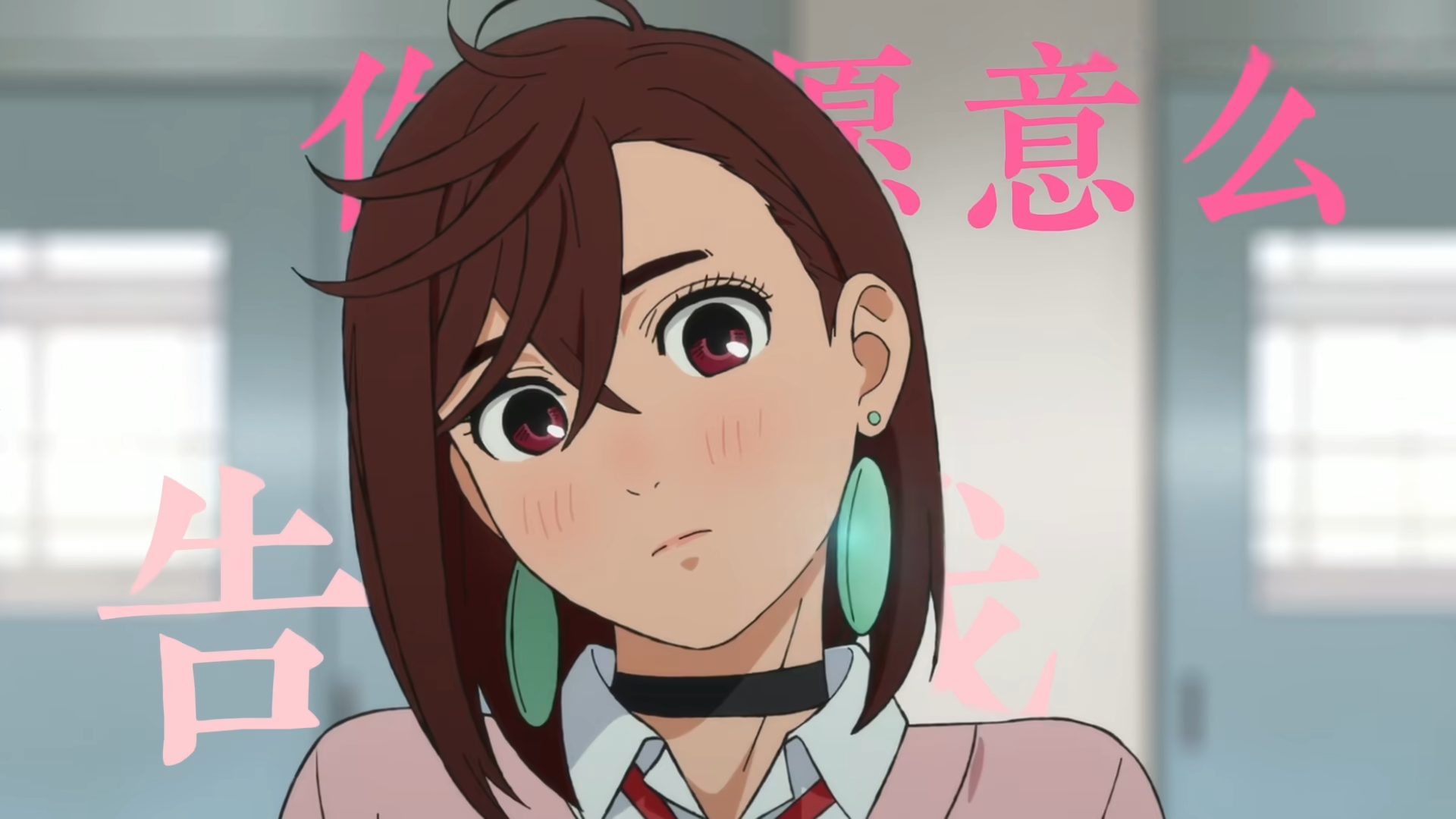 女生在教室里抬头凝视