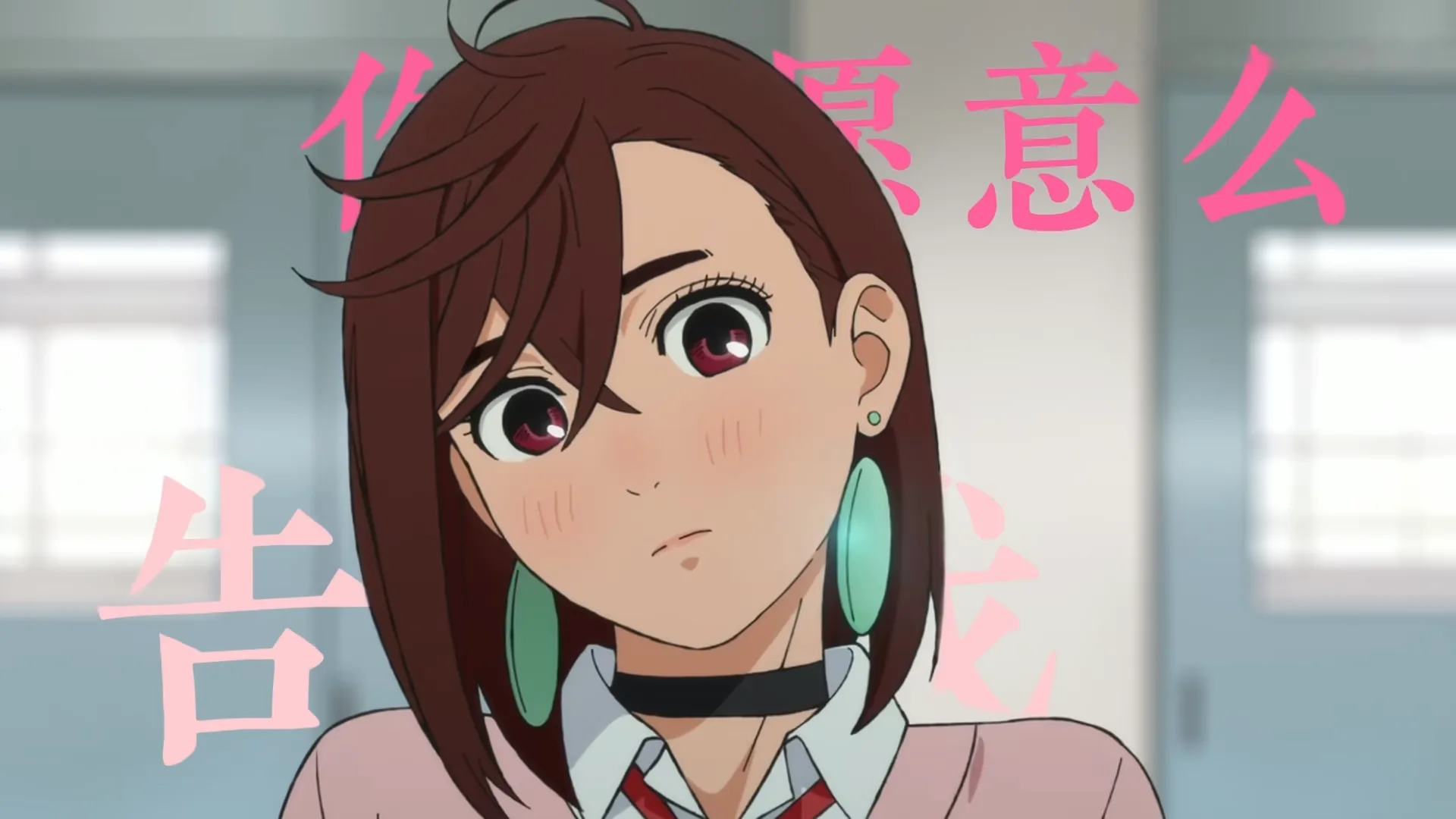女生在教室里抬头凝视