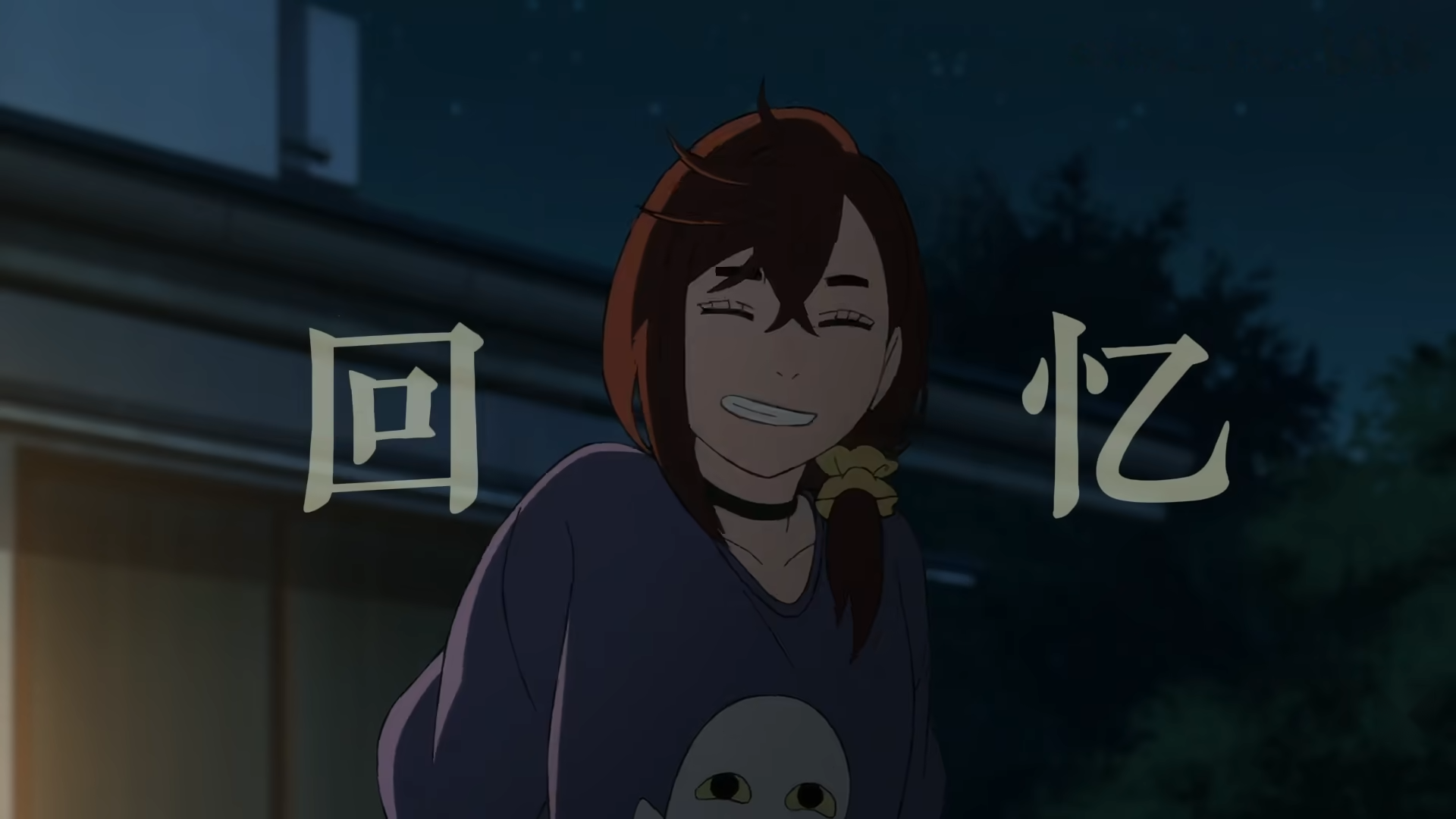 夜晚女生抱着物品微笑